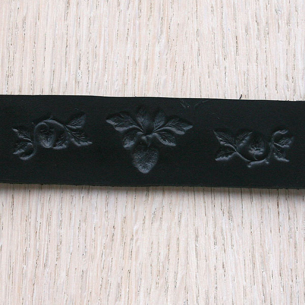 leather-straight-collar-strawberries-group-1-inch-wide_1