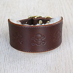 Buckle collar with skulls